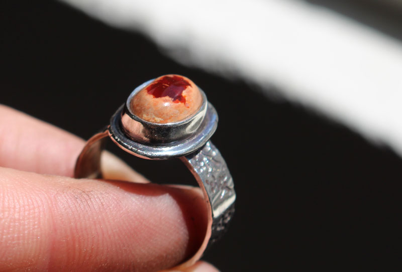 Fleur de cerisier rouge, bague fleur japonaise en argent et opale