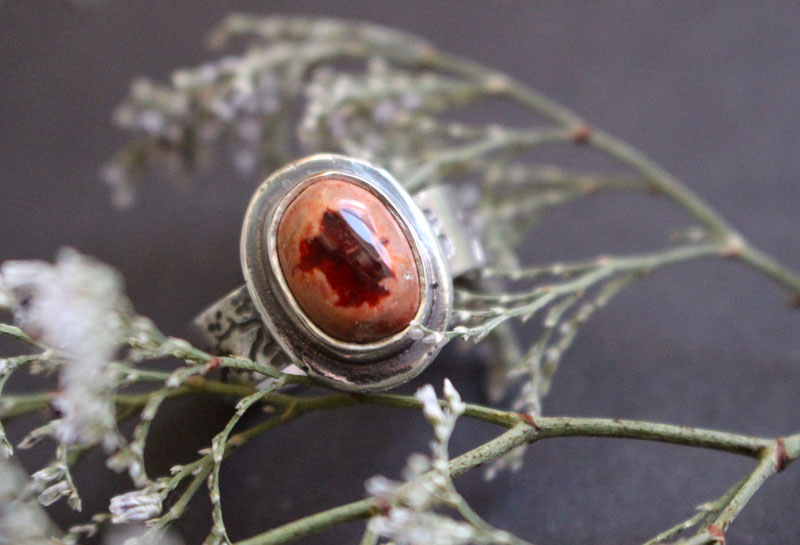 Fleur de cerisier rouge, bague fleur japonaise en argent et opale cantera mexicaine