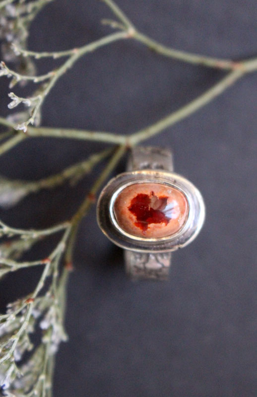 Fleur de cerisier rouge, bague fleur japonaise en argent et opale cantera mexicaine