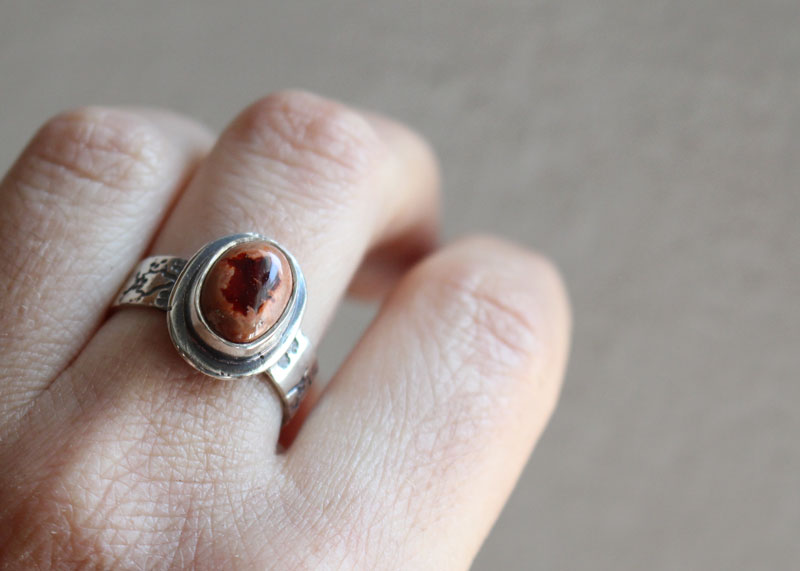 Fleur de cerisier rouge, bague fleur japonaise en argent et opale cantera mexicaine