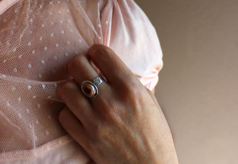 Fleur de cerisier rouge, bague fleur japonaise en argent et opale cantera mexicaine