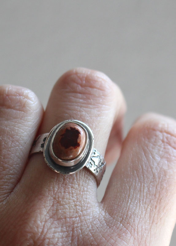 Fleur de cerisier rouge, bague fleur japonaise en argent et opale cantera mexicaine