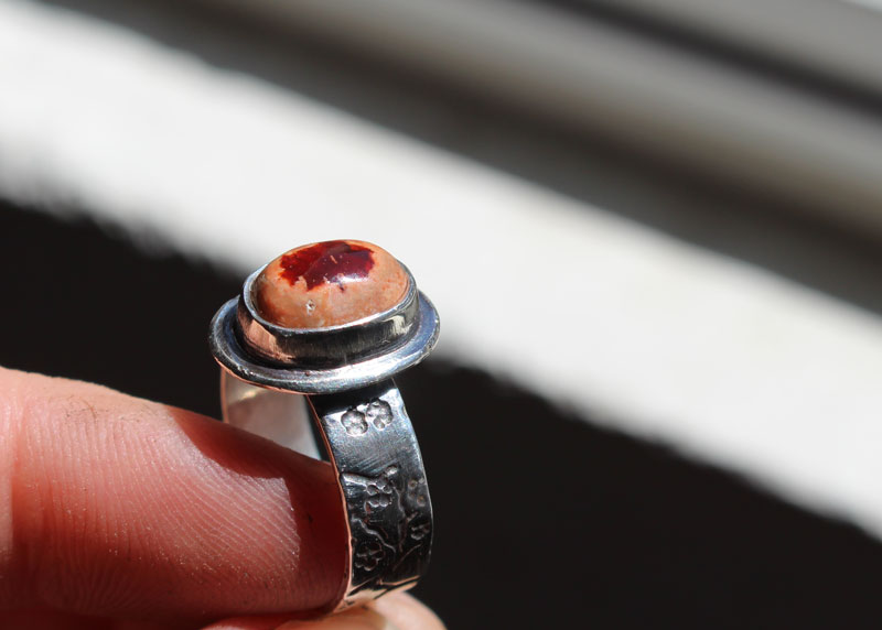 Fleur de cerisier rouge, bague fleur japonaise en argent et opale cantera mexicaine