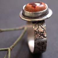 Fleur de cerisier rouge, bague fleur japonaise en argent et opale cantera mexicaine