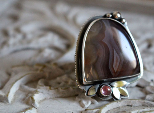 Fleur de nuit, bague poétique en argent, agate Botswana et zircon rose