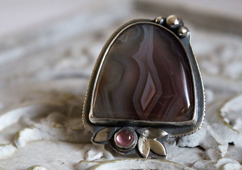 Fleur de nuit, bague poétique en argent, agate Botswana et zircon rose