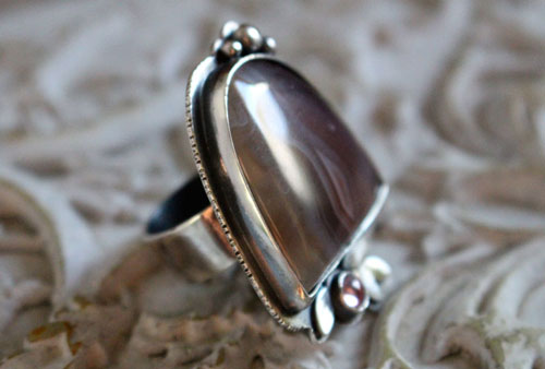 Fleur de nuit, bague poétique en argent, agate Botswana et zircon rose