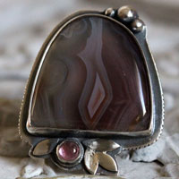 Fleur de nuit, bague poétique en argent, agate Botswana et zircon rose