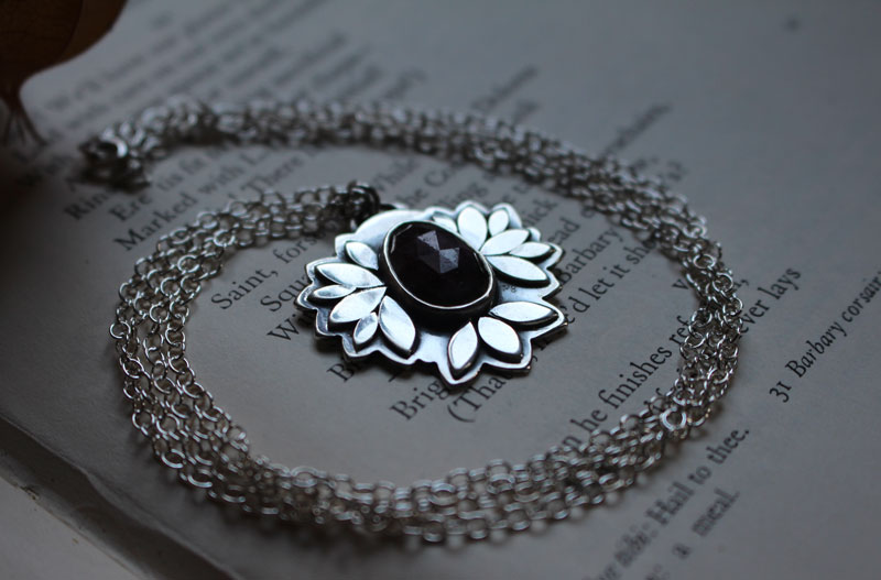 Fleur de rubis, collier botanique en argent et rubis