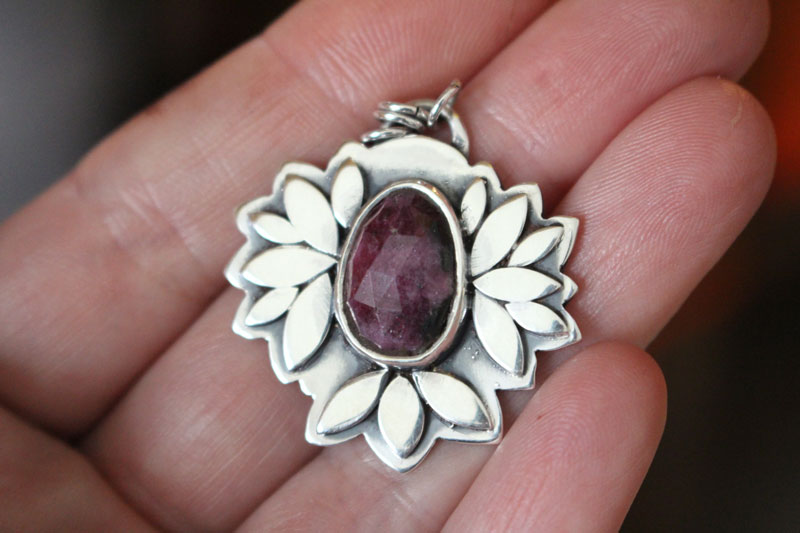 Fleur de rubis, collier botanique en argent et rubis