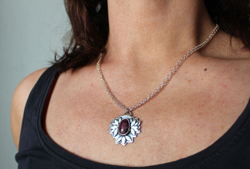 Fleur de rubis, collier botanique en argent et rubis