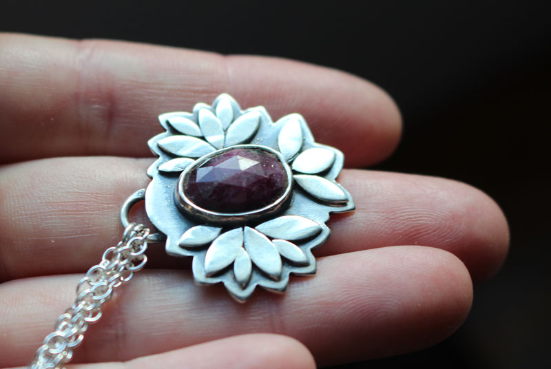 Fleur de rubis, collier botanique en argent et rubis