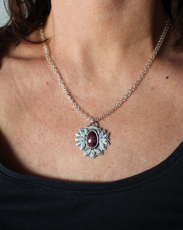 Fleur de rubis, collier botanique en argent et rubis