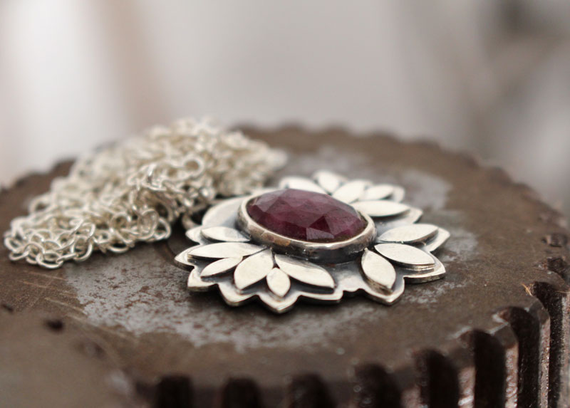 Fleur de rubis, collier botanique en argent et rubis