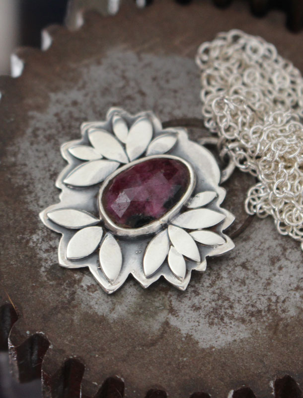 Fleur de rubis, collier botanique en argent et rubis