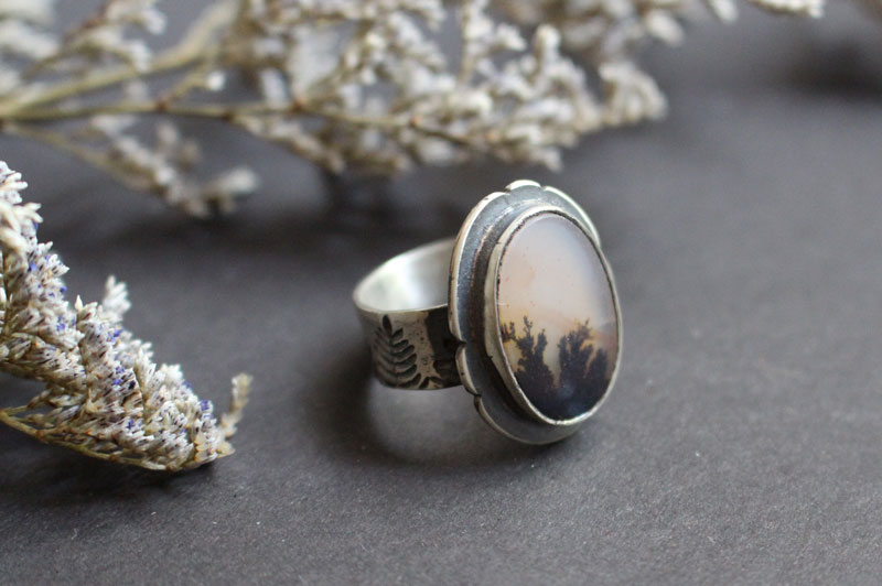 Fleurs au crépuscule, bague paysage de fleur en argent et agate dendritique