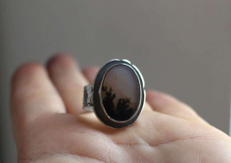 Fleurs au crépuscule, bague paysage de fleur en argent et agate dendritique