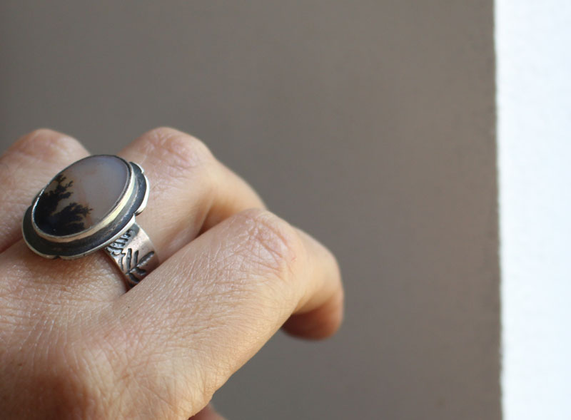 Fleurs au crépuscule, bague paysage de fleur en argent et agate dendritique