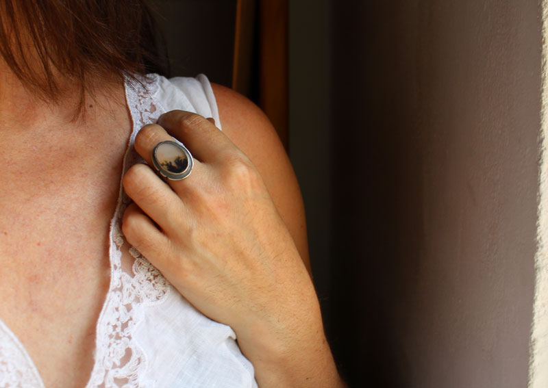 Fleurs au crépuscule, bague paysage de fleur en argent et agate dendritique