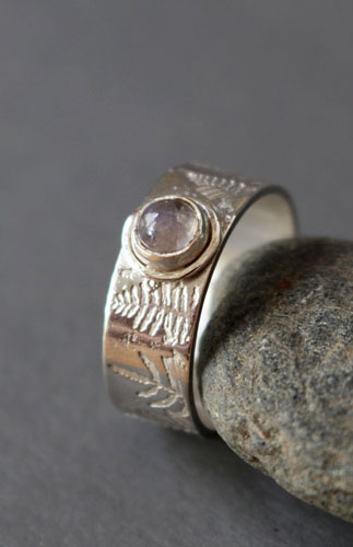Fougère d’argent, bague légende maori en argent et labradorite blanche