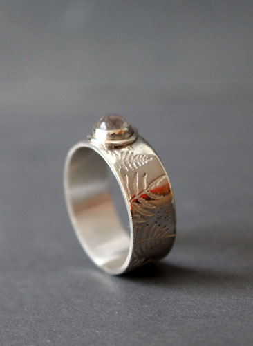 Fougère d’argent, bague légende maori en argent et labradorite blanche