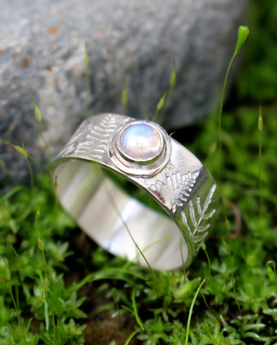 Fougère d’argent, bague légende maori en argent et pierre de lune arc-en-ciel