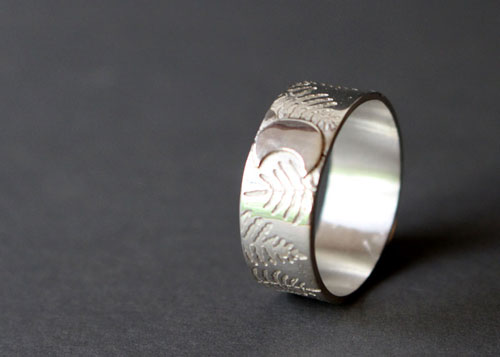 Fougère d’argent, bague légende maori en argent et pierre de lune arc-en-ciel