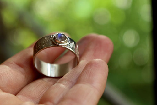 Fougère d’argent, bague légende maori en argent et labradorite blanche