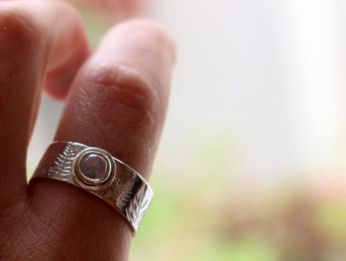 Fougère d’argent, bague légende maori en argent et pierre de lune arc-en-ciel