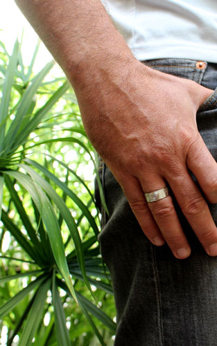 Fougère d’argent, bague légende maori en argent et labradorite blanche
