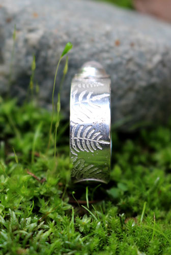 Fougère d’argent, bague légende maori en argent et labradorite blanche