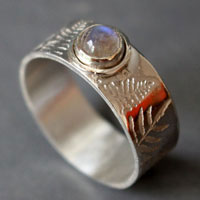 Fougère d’argent, bague légende maori en argent et labradorite blanche