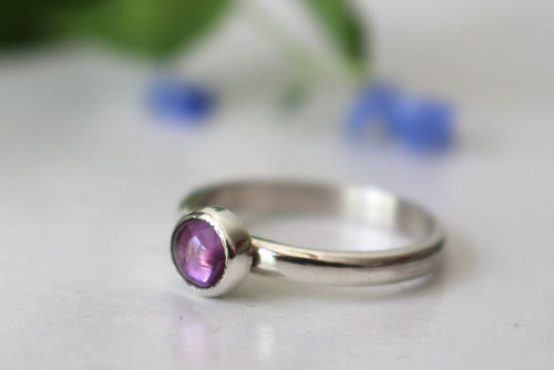 Glycine, bague en argent et alexandrite mauve