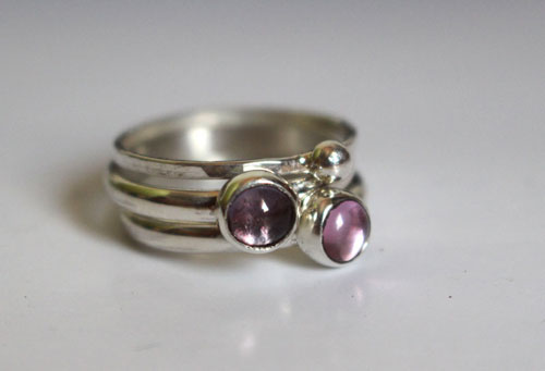 Grappe de glycine, bague empilable en argent, alexandrite, et corindon rose