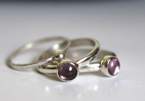 Grappe de glycine, bague empilable en argent, alexandrite, et corindon rose