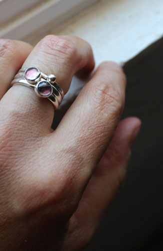 Grappe de glycine, bague empilable en argent, alexandrite, et corindon rose