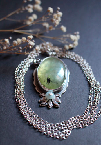 Hortense, collier grand camée floral en argent, prehnite et amazonite