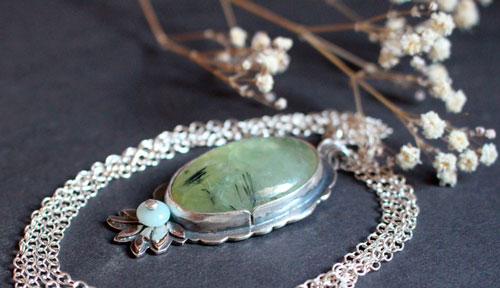 Hortense, collier grand camée floral en argent, prehnite et amazonite