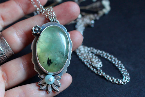 Hortense, collier grand camée floral en argent, prehnite et amazonite 