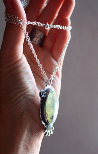 Hortense, collier grand camée floral en argent, prehnite et amazonite 