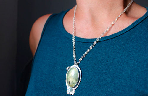 Hortense, collier grand camée floral en argent, prehnite et amazonite 