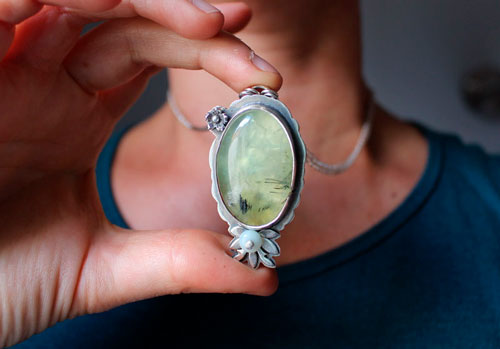 Hortense, collier grand camée floral en argent, prehnite et amazonite 