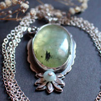 Hortense, collier grand camée floral en argent, prehnite et amazonite