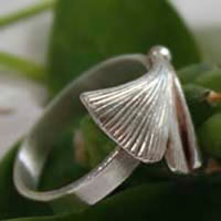 Icho, bague feuille de ginkgo biloba en argent