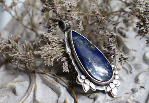 Inflorescence au crépuscule, pendentif coucher de soleil en argent et lapis-lazuli