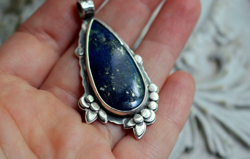 Inflorescence au crépuscule, pendentif coucher de soleil en argent et lapis-lazuli