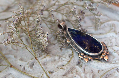 Inflorescence au crépuscule, pendentif coucher de soleil en argent et lapis-lazuli