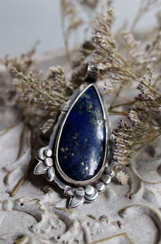 Inflorescence au crépuscule, pendentif coucher de soleil en argent et lapis-lazuli