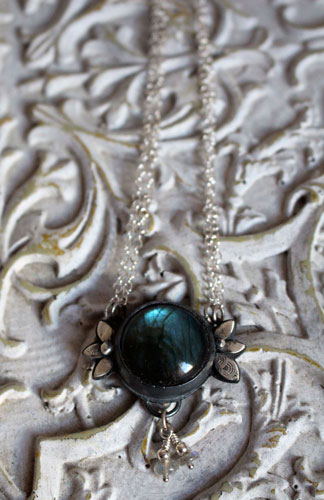 Inflorescence de glace, collier fleur en argent et labradorite