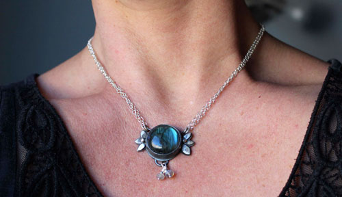 Inflorescence de glace, collier fleur en argent et labradorite